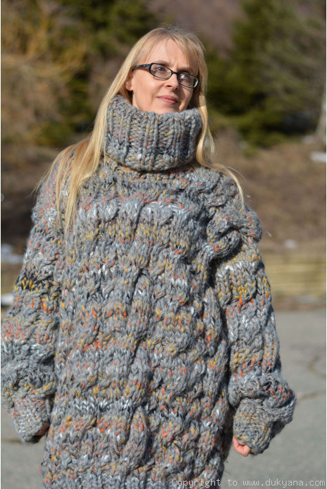 Oversized handmade wool sweater in gray mix H20